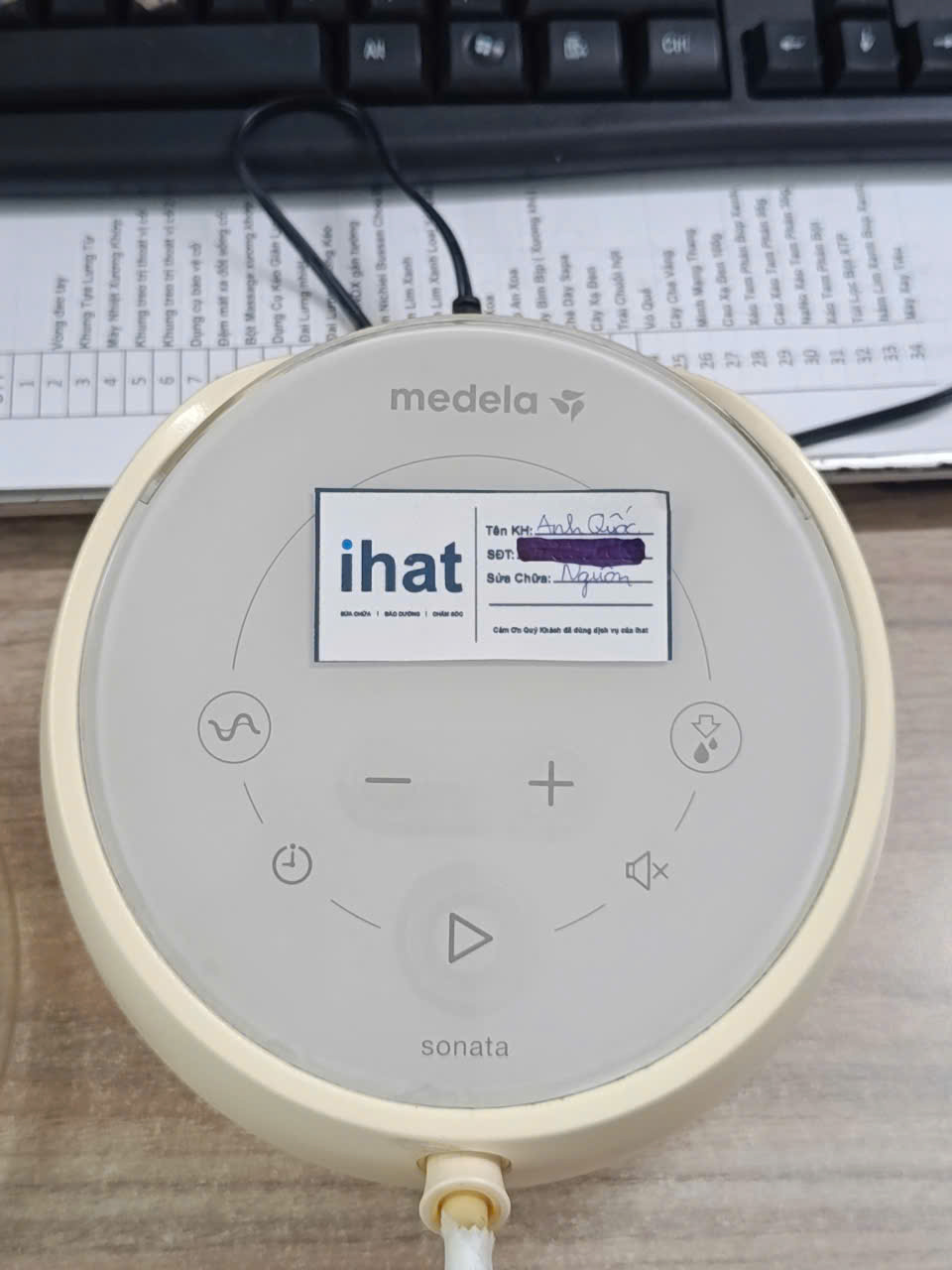 Kiểm tra nguồn và cáp sạc máy hút sữa