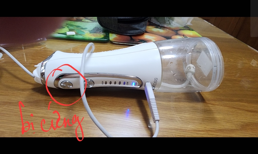 Máy tăm nước có nút nguồn bị kẹt