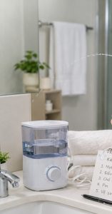 Góc phòng tắm sáng sạch dùng cho hướng dẫn kiểm tra bàn chải điện